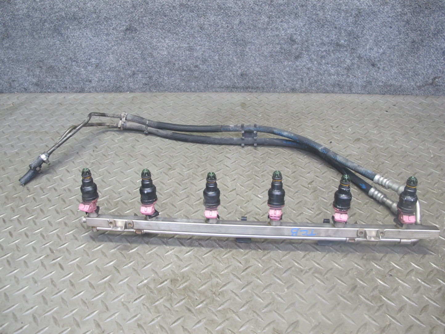 96-99 BMW E36 328i Z3 2.8L M52 Engine Fuel Rail Injector w Hose Assembly OEM