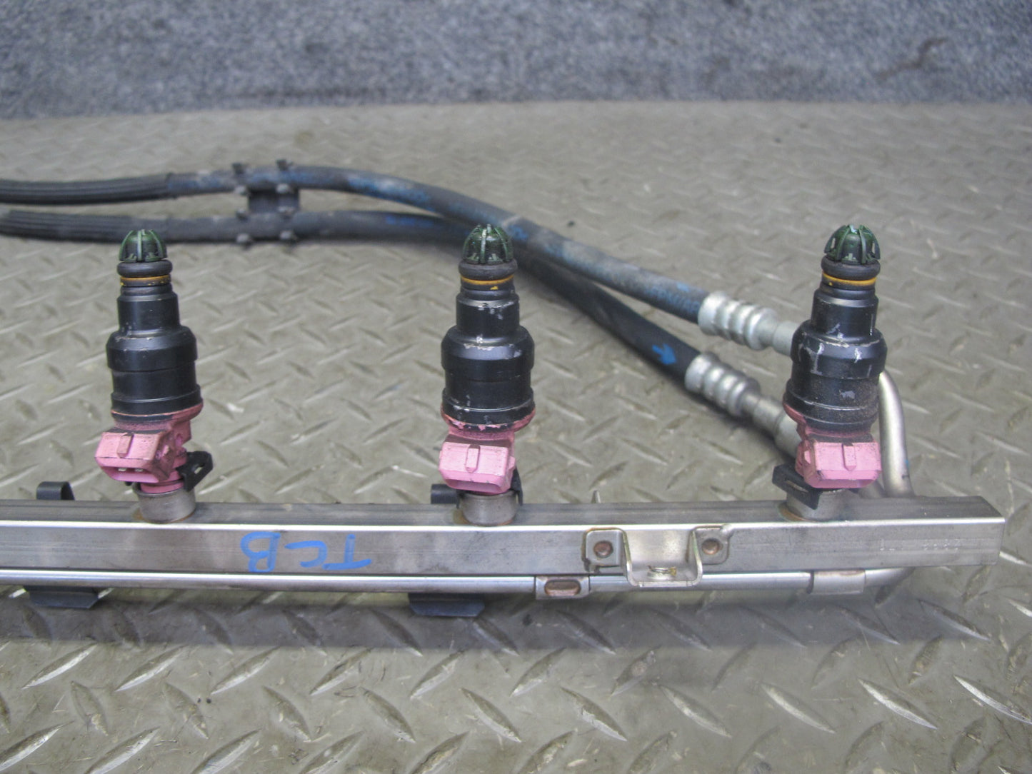 96-99 BMW E36 328i Z3 2.8L M52 Engine Fuel Rail Injector w Hose Assembly OEM