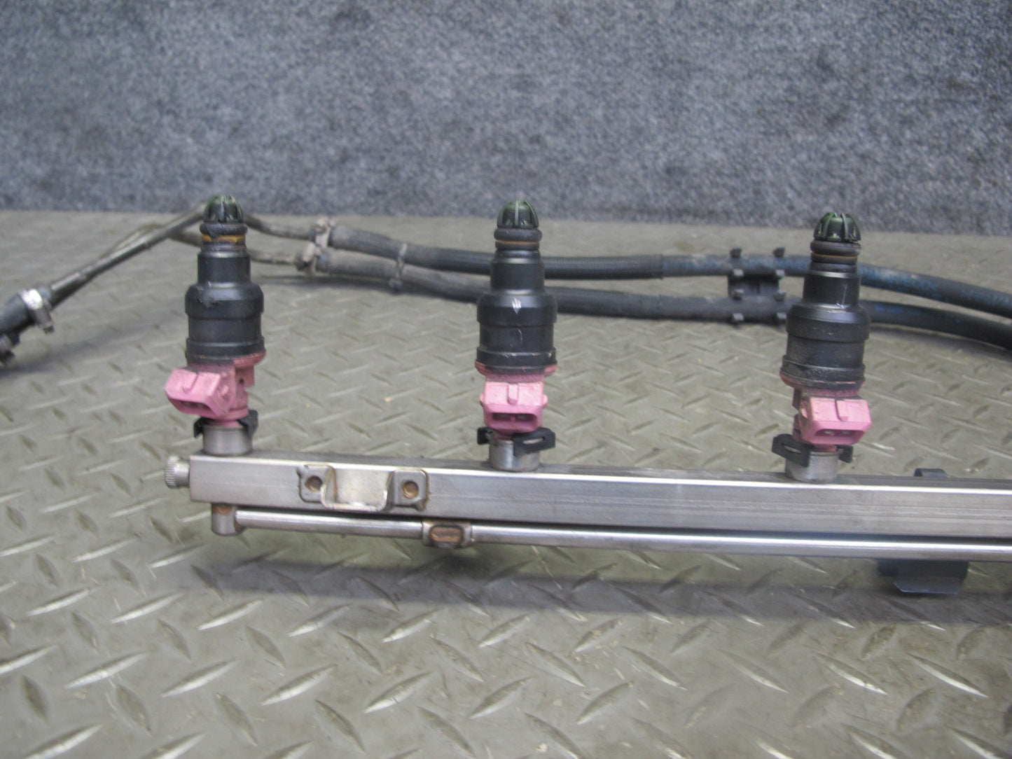 96-99 BMW E36 328i Z3 2.8L M52 Engine Fuel Rail Injector w Hose Assembly OEM
