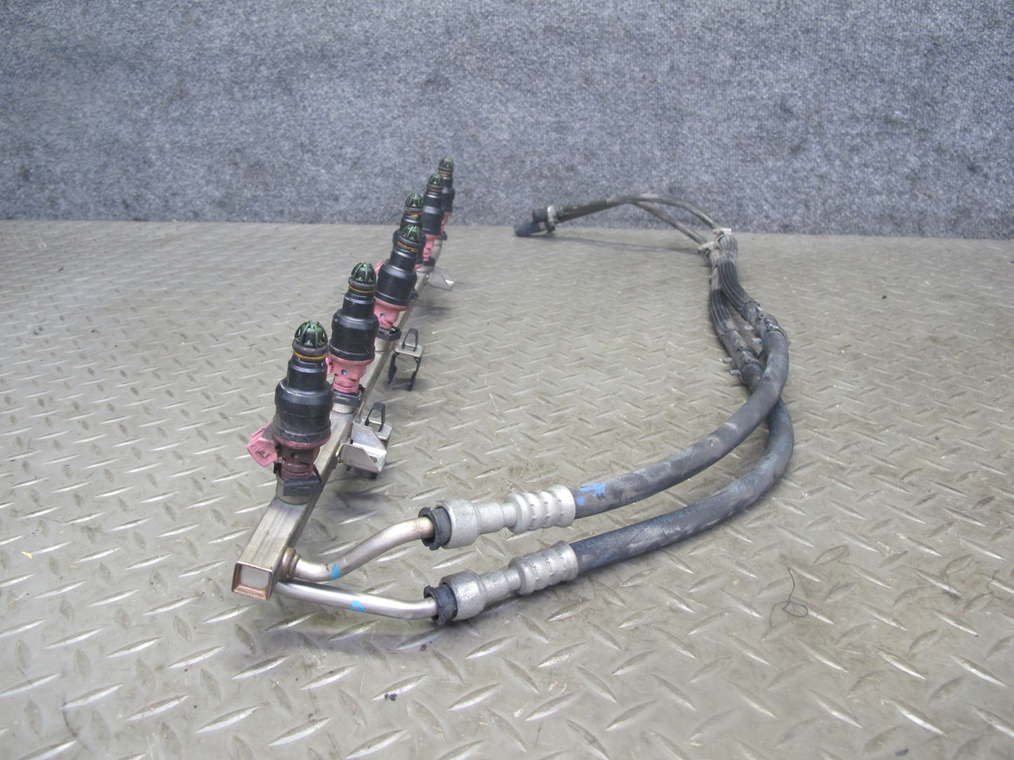 96-99 BMW E36 328i Z3 2.8L M52 Engine Fuel Rail Injector w Hose Assembly OEM