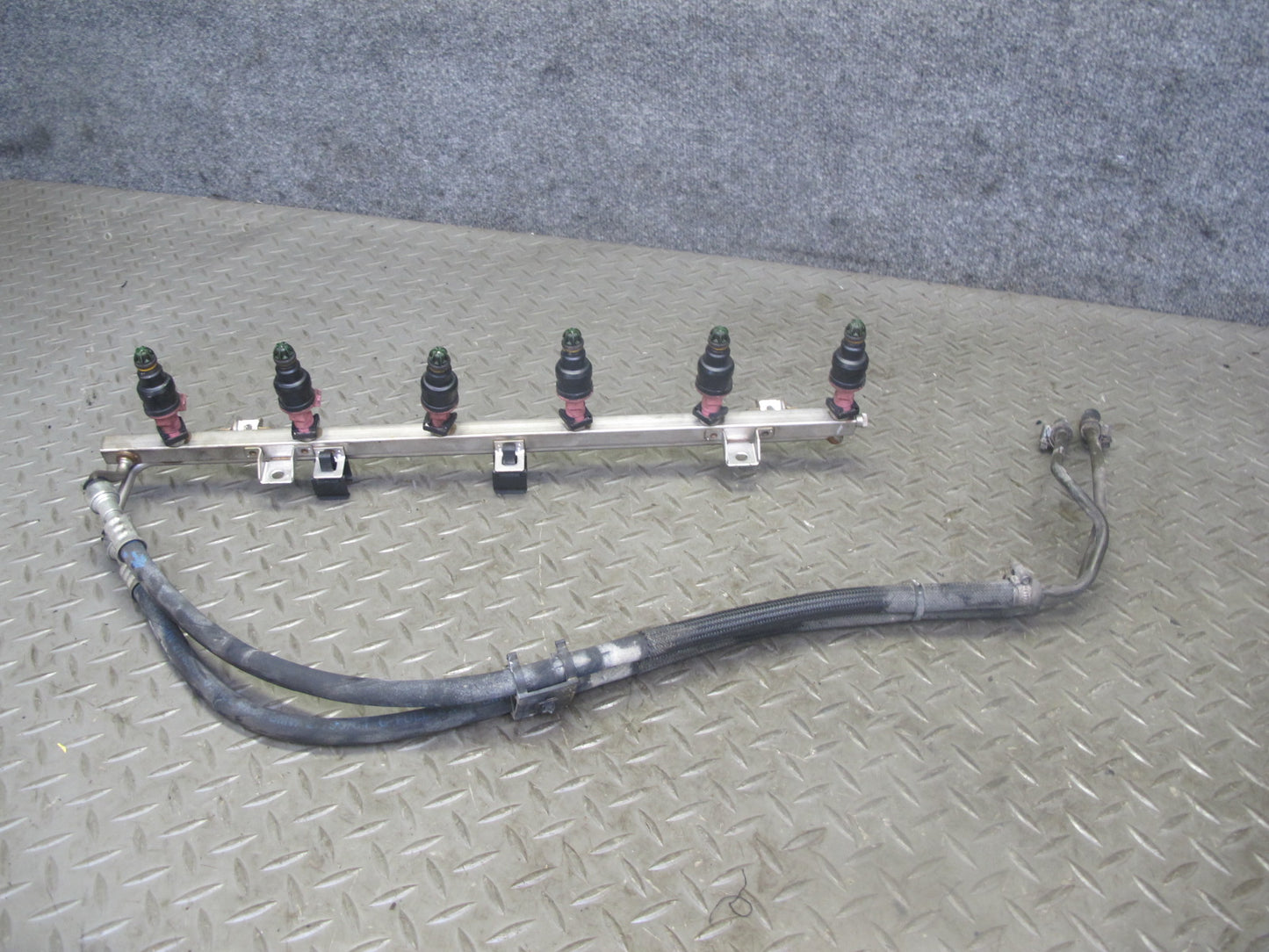 96-99 BMW E36 328i Z3 2.8L M52 Engine Fuel Rail Injector w Hose Assembly OEM