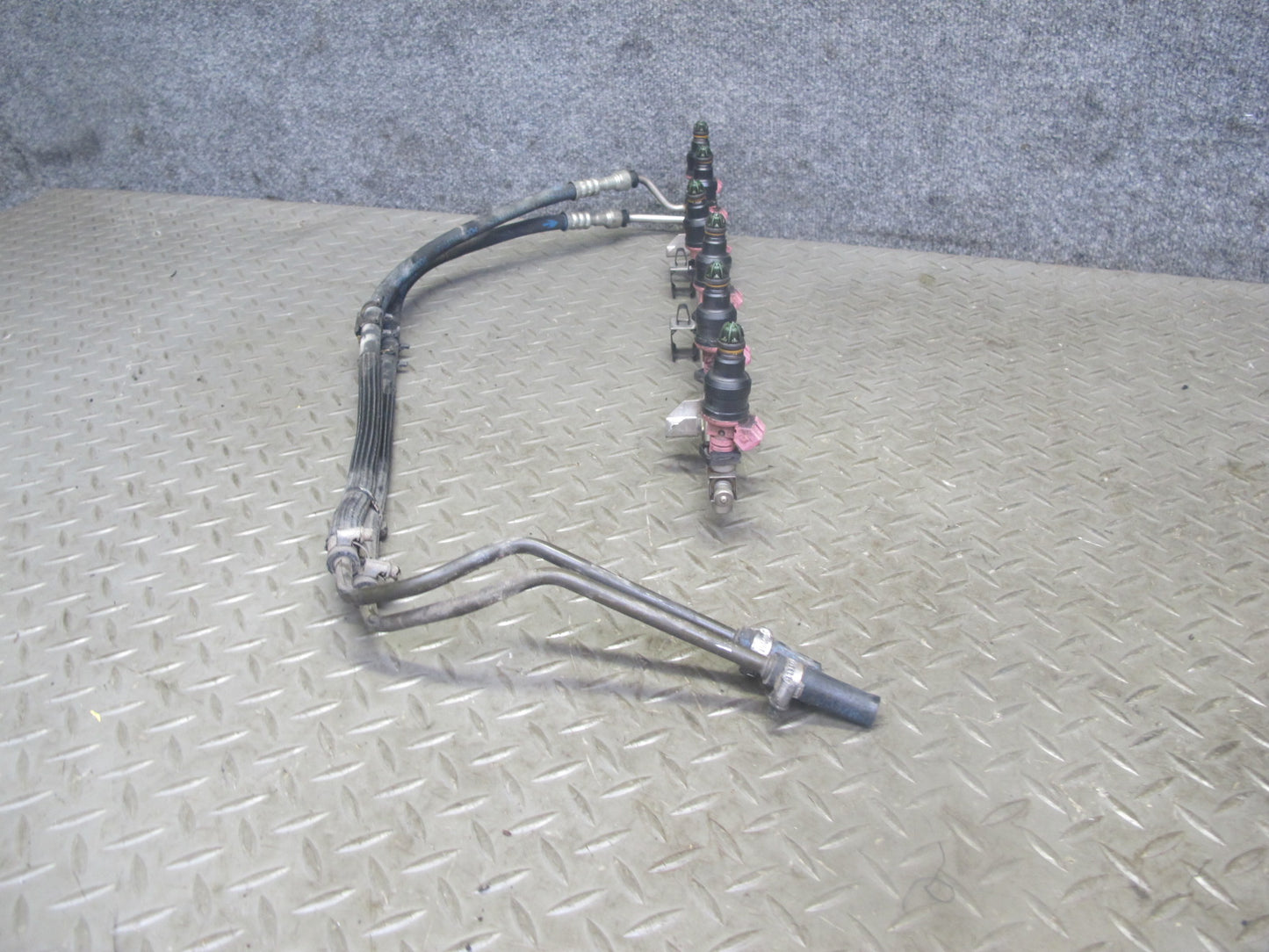 96-99 BMW E36 328i Z3 2.8L M52 Engine Fuel Rail Injector w Hose Assembly OEM