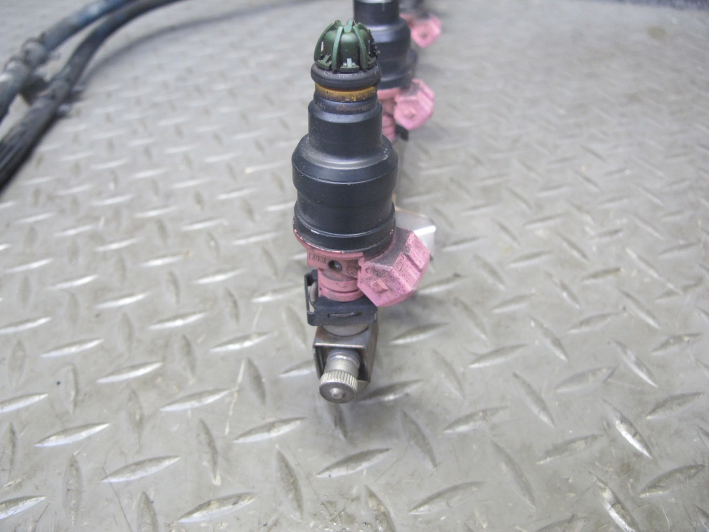96-99 BMW E36 328i Z3 2.8L M52 Engine Fuel Rail Injector w Hose Assembly OEM