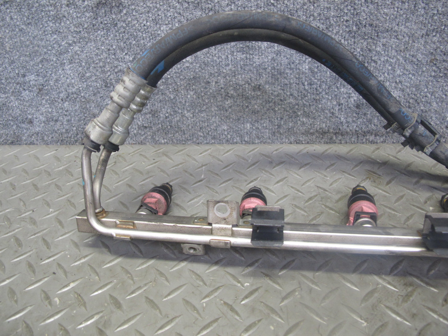 96-99 BMW E36 328i Z3 2.8L M52 Engine Fuel Rail Injector w Hose Assembly OEM