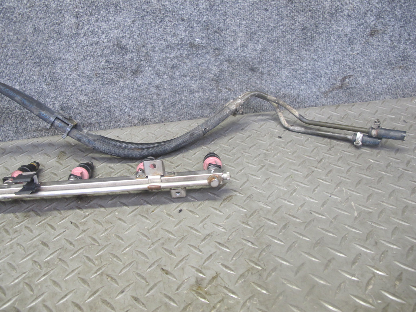 96-99 BMW E36 328i Z3 2.8L M52 Engine Fuel Rail Injector w Hose Assembly OEM