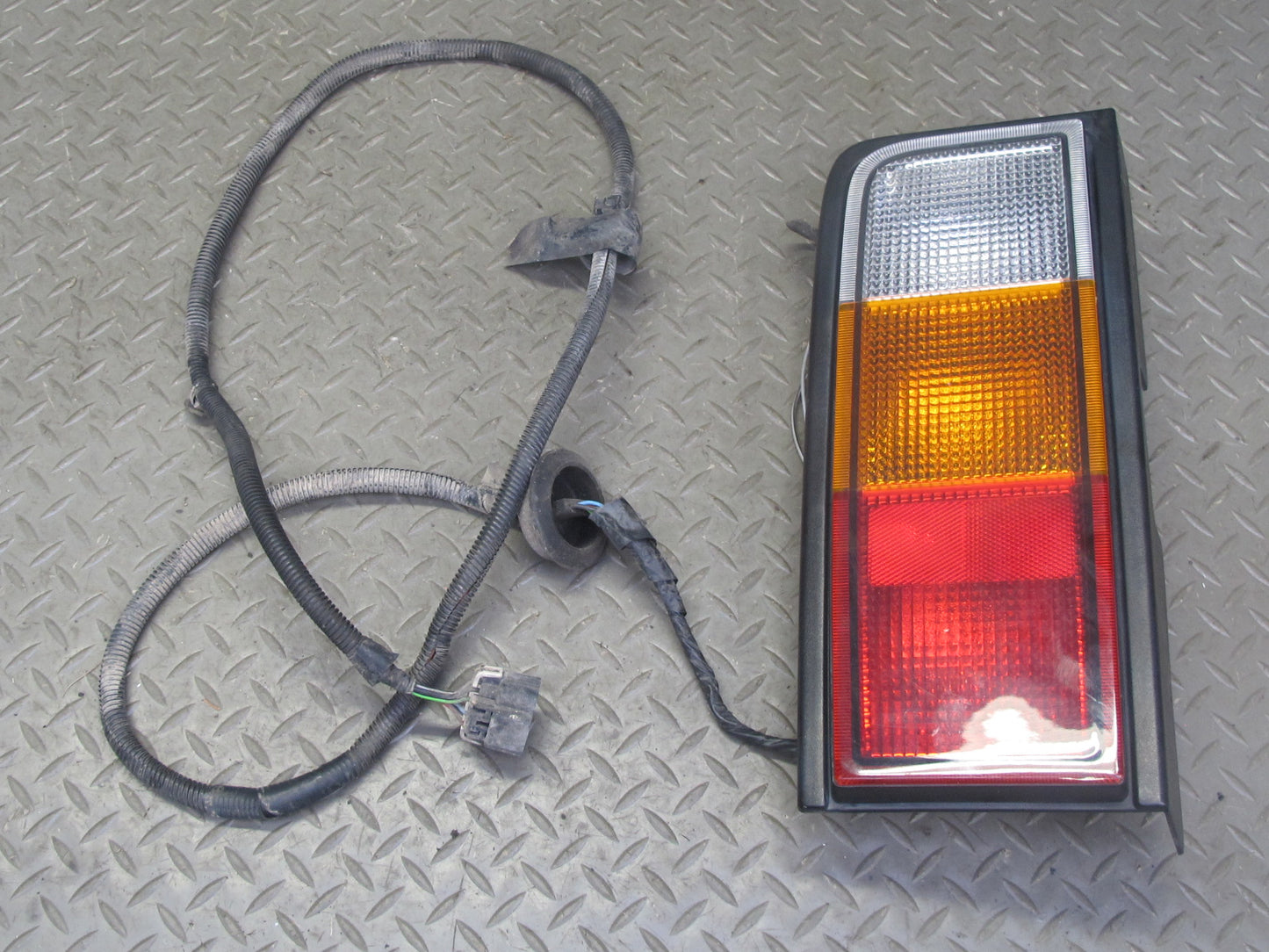 2003-2004 Hummer H2 Rear Left & Right Side Tail Light Lamp Set of 2