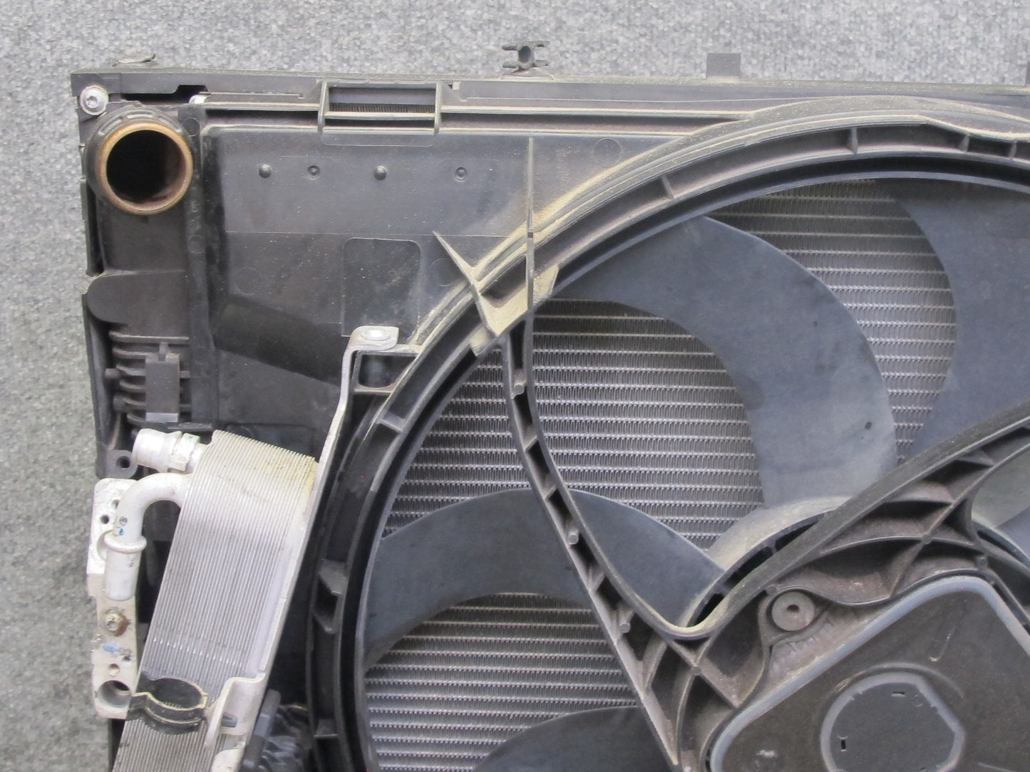 12-15 BMW F30 F32 N55 335i 335xi A/T Engine Cooling Radiator Intercooler Fan OEM
