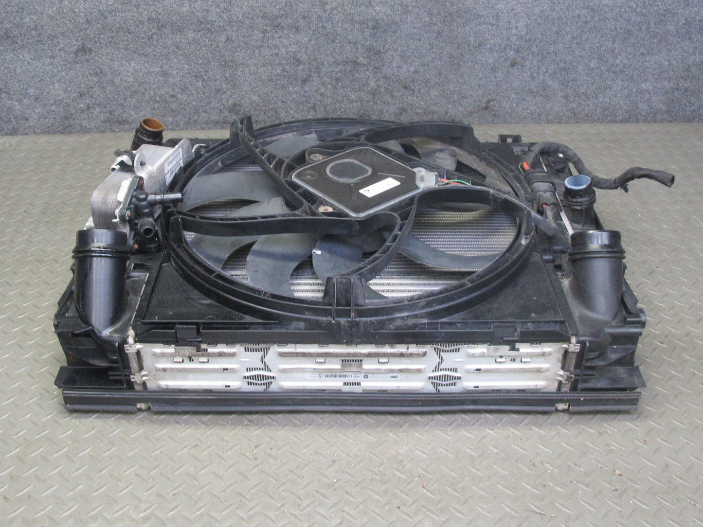 12-15 BMW F30 F32 N55 335i 335xi A/T Engine Cooling Radiator Intercooler Fan OEM