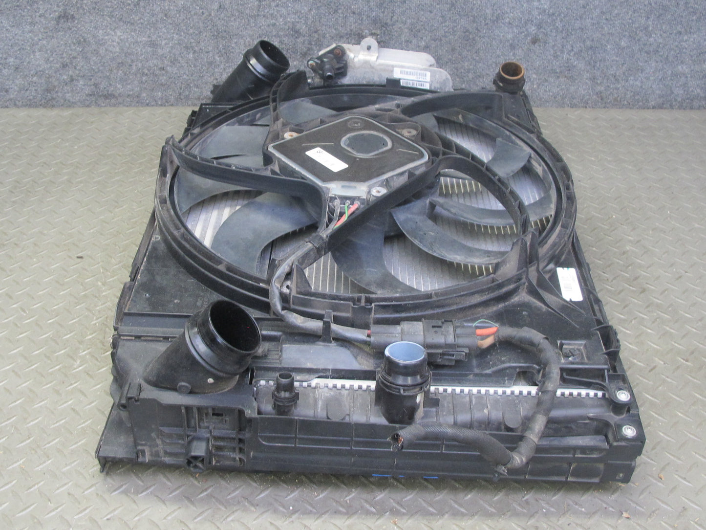 12-15 BMW F30 F32 N55 335i 335xi A/T Engine Cooling Radiator Intercooler Fan OEM