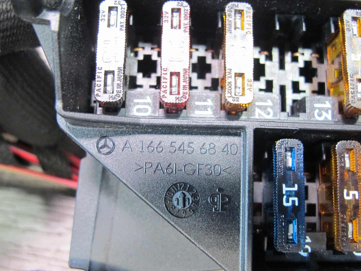 12-15 Mercedes W166 X166 GL ML Under Dash Fuse Relay Box Module 1665456840 OEM