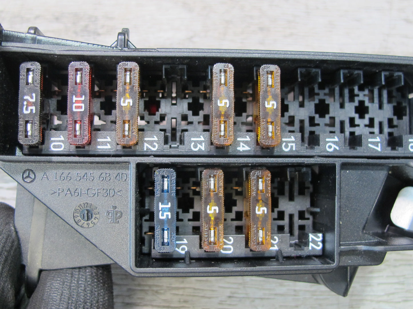 12-15 Mercedes W166 X166 GL ML Under Dash Fuse Relay Box Module 1665456840 OEM