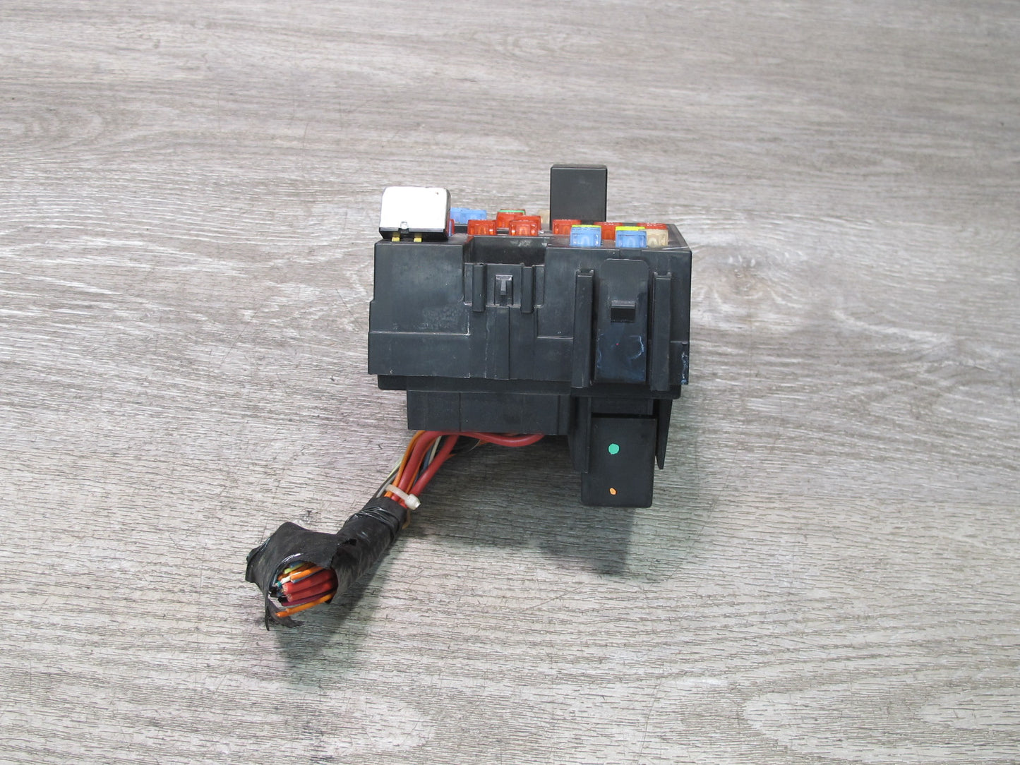 2003-2006 Hummer H2 Under Dash Interior Fuse Relay Box 15058033