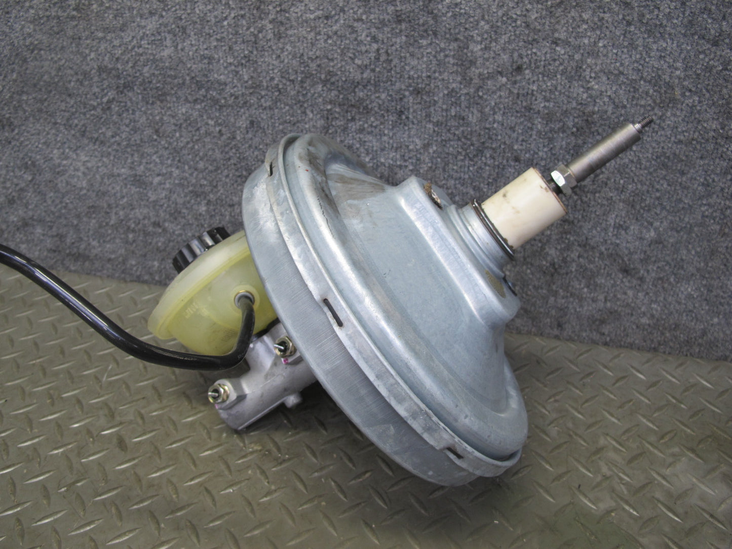 2000-2004 Porsche Boxster 986 M/T Brake Master Cylinder Booster Fluid Reservoir