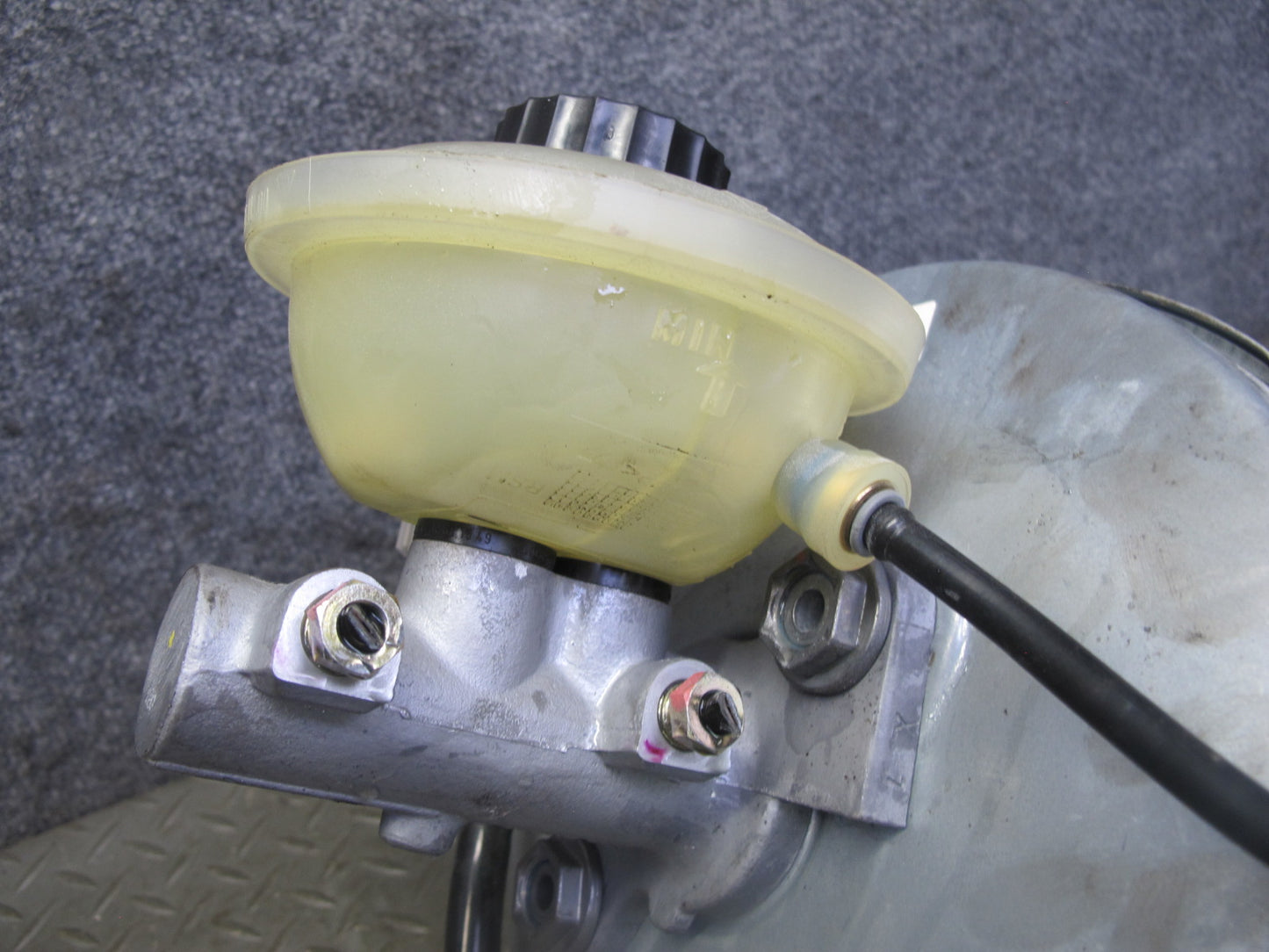 2000-2004 Porsche Boxster 986 M/T Brake Master Cylinder Booster Fluid Reservoir
