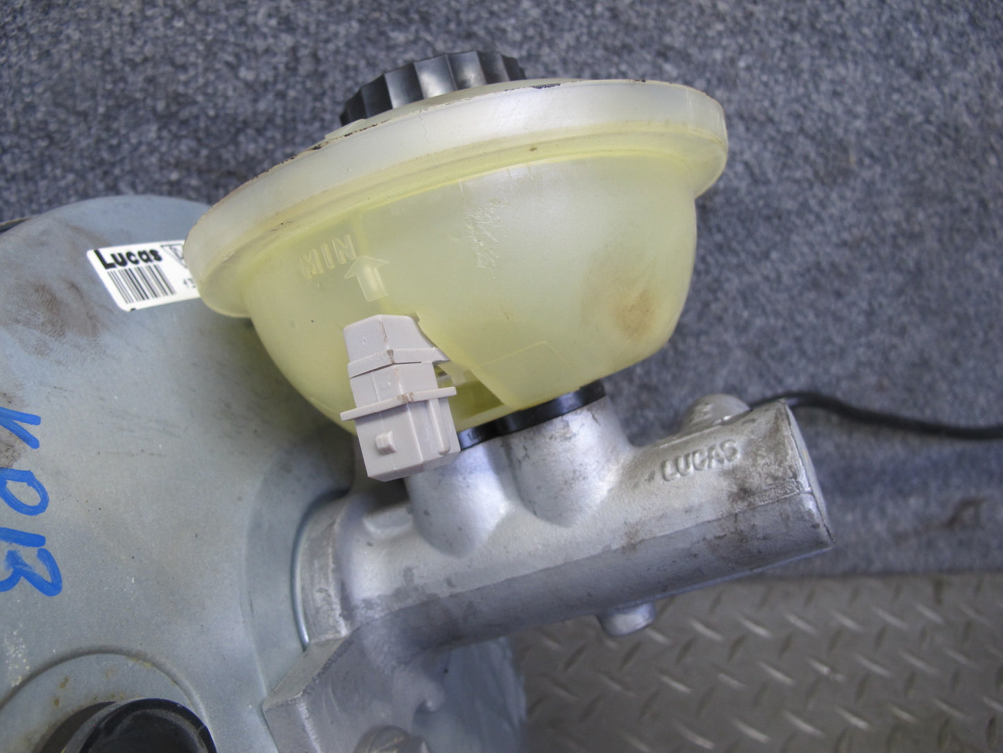 2000-2004 Porsche Boxster 986 M/T Brake Master Cylinder Booster Fluid Reservoir