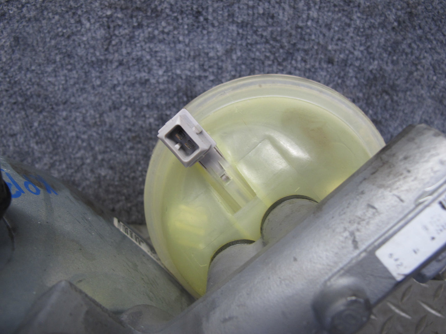 2000-2004 Porsche Boxster 986 M/T Brake Master Cylinder Booster Fluid Reservoir