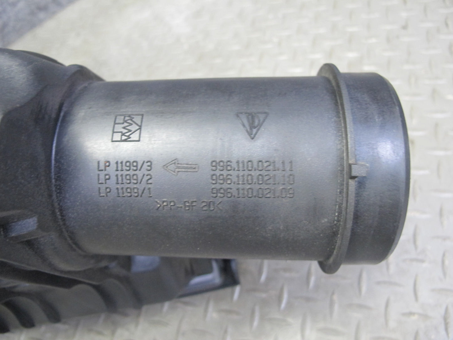 1997-2004 Porsche Boxster 986 Engine Air Intake Cleaner Filter Box Housing