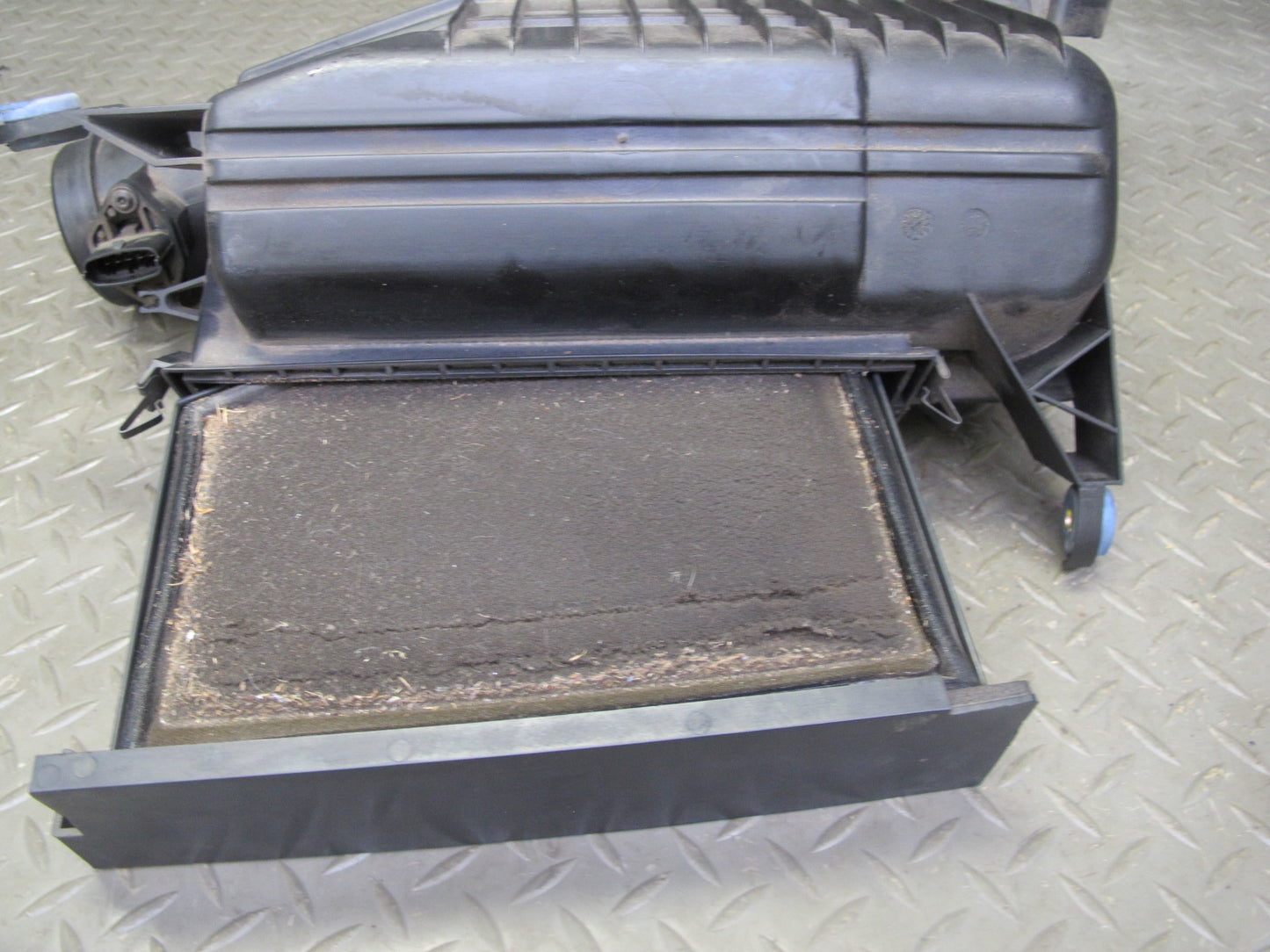 1997-2004 Porsche Boxster 986 Engine Air Intake Cleaner Filter Box Housing