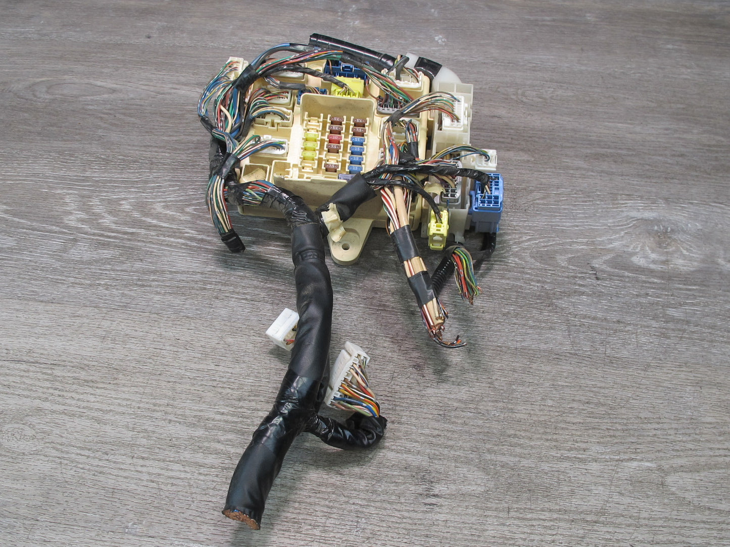 02-05 Lexus JCE10L IS300 Right Junction Fuse Relay Box OEM