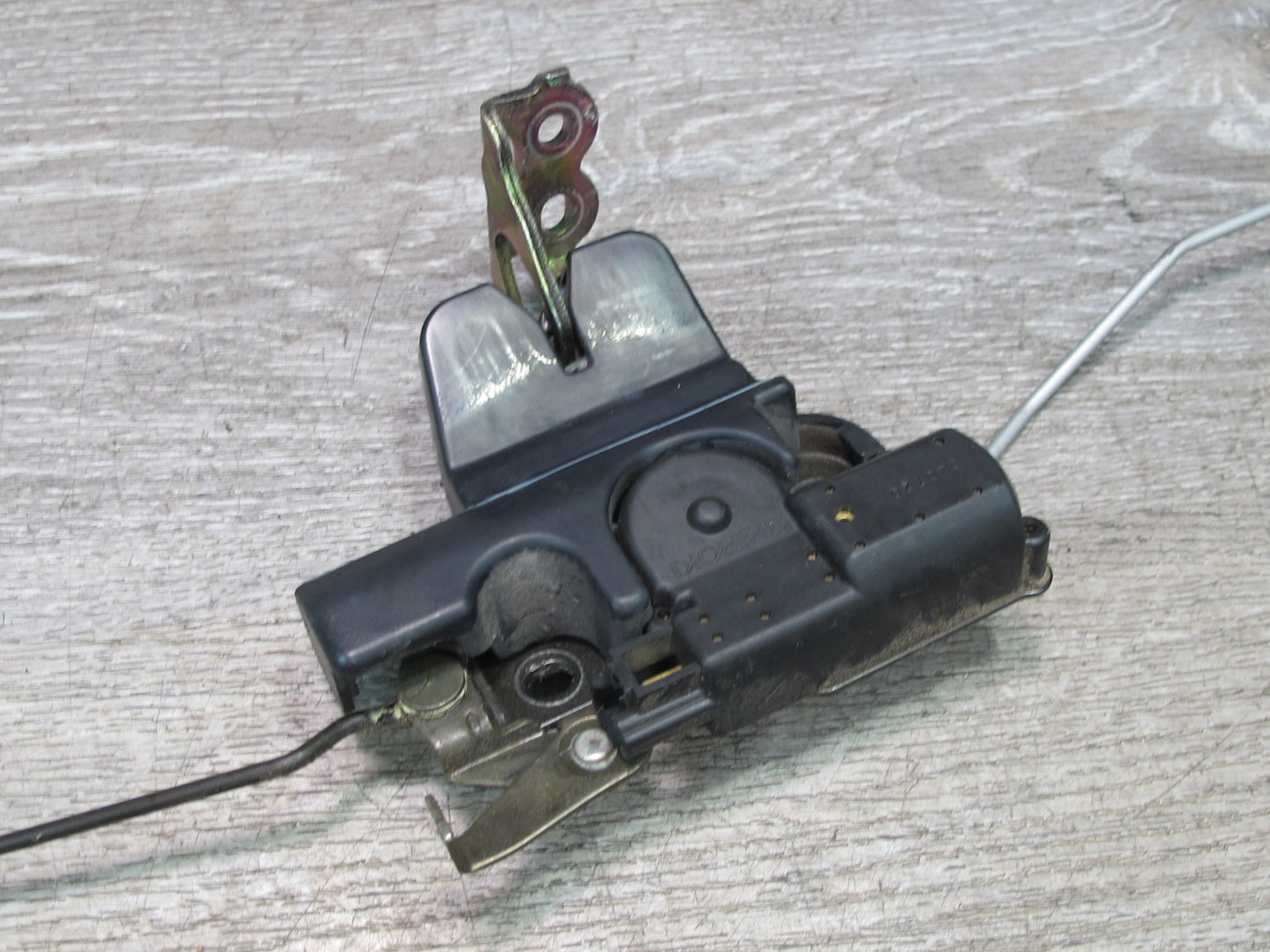 01-05 Lexus JCE10L IS300 Sedan Rear Trunk Lock Latch Actuator OEM