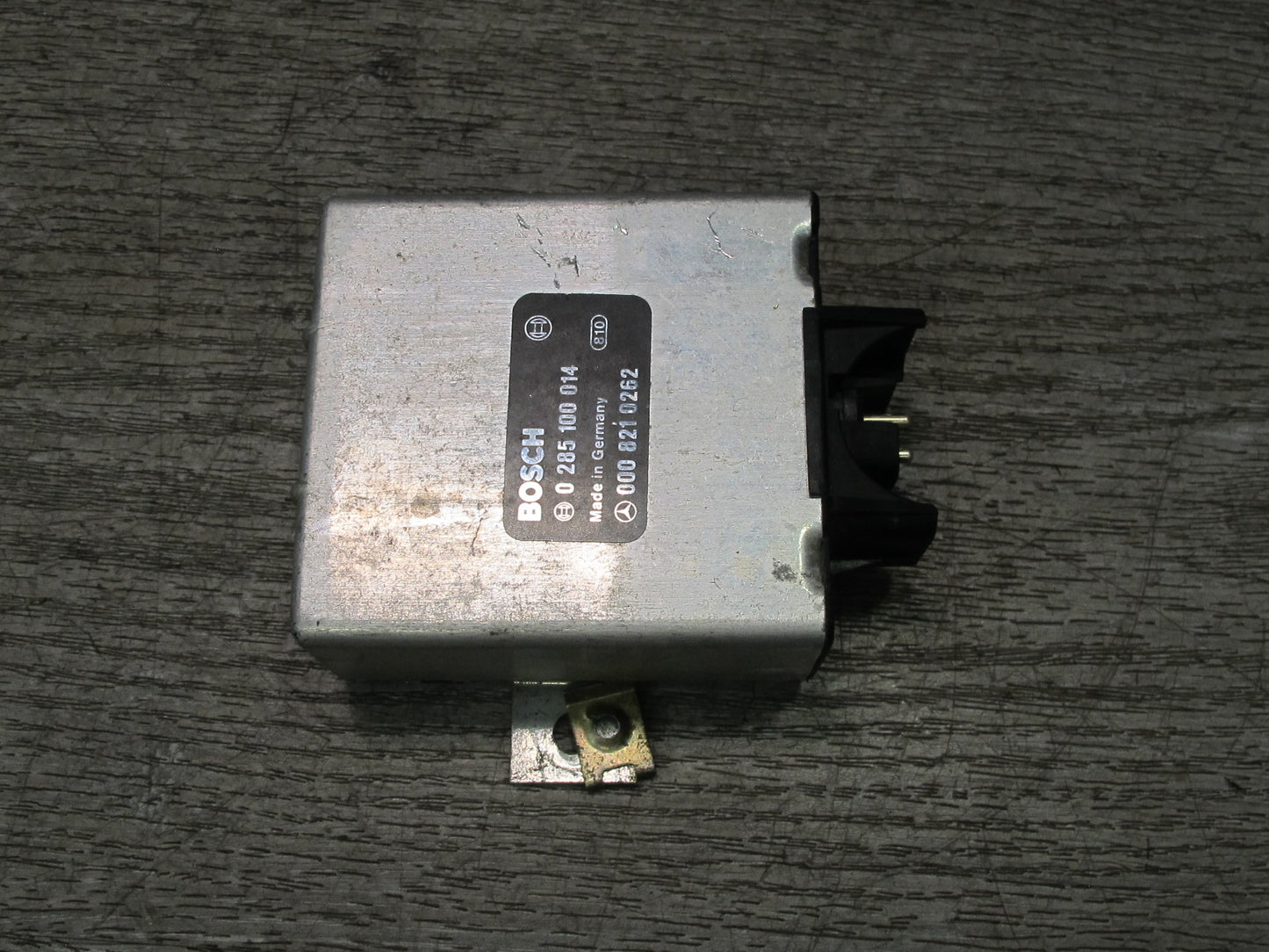 86-91 Mercedes R107 W126 Seat Belt Relay Module 0008210262 OEM