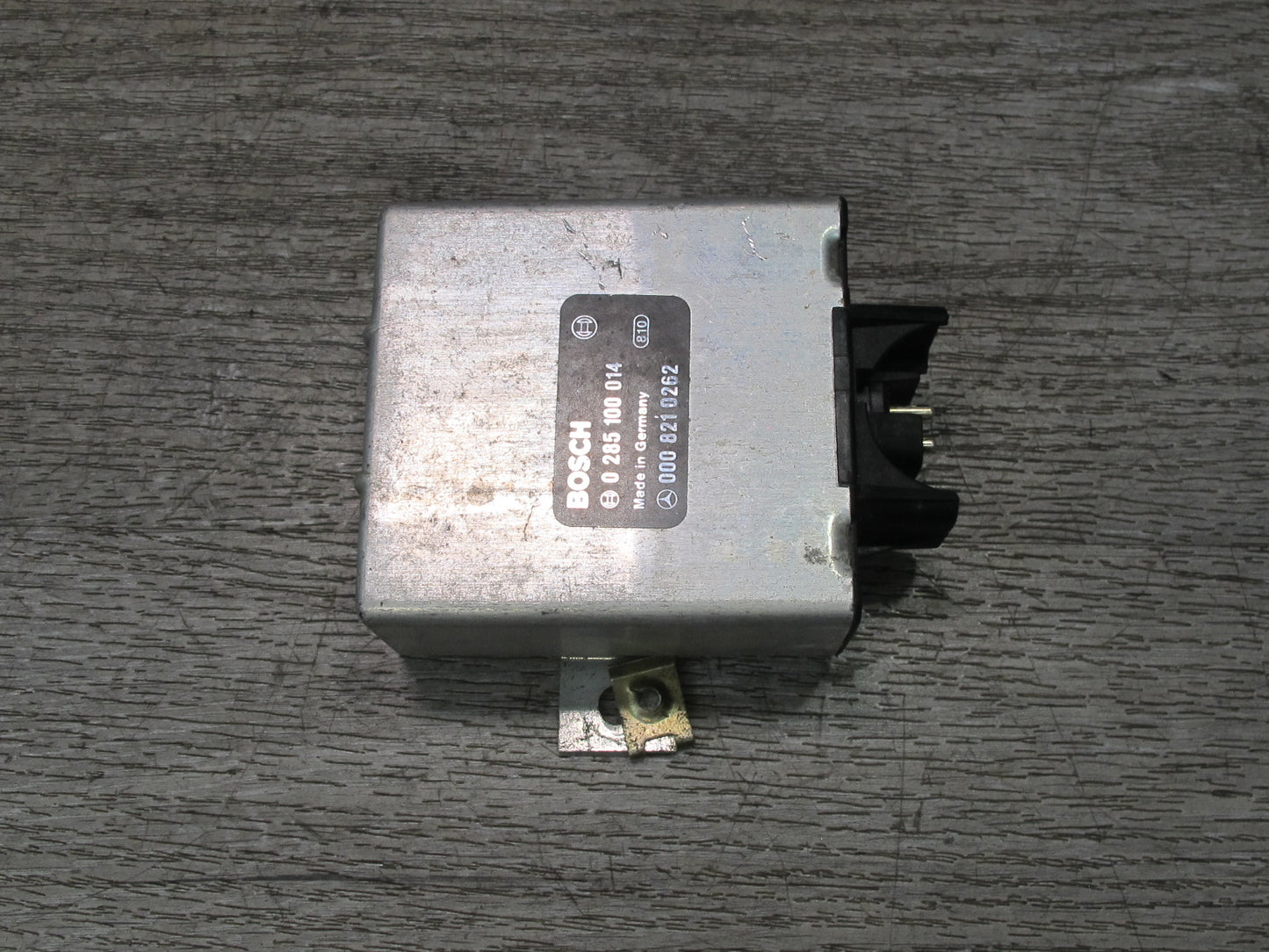 86-91 Mercedes R107 W126 Seat Belt Relay Module 0008210262 OEM