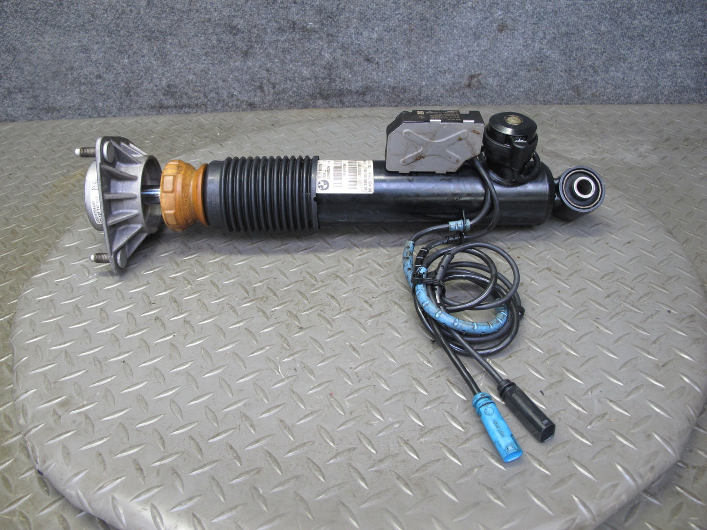 2010-2013 BMW E70 E71 X5M X6M Rear VDC Strut Shock Absorber Set of 2
