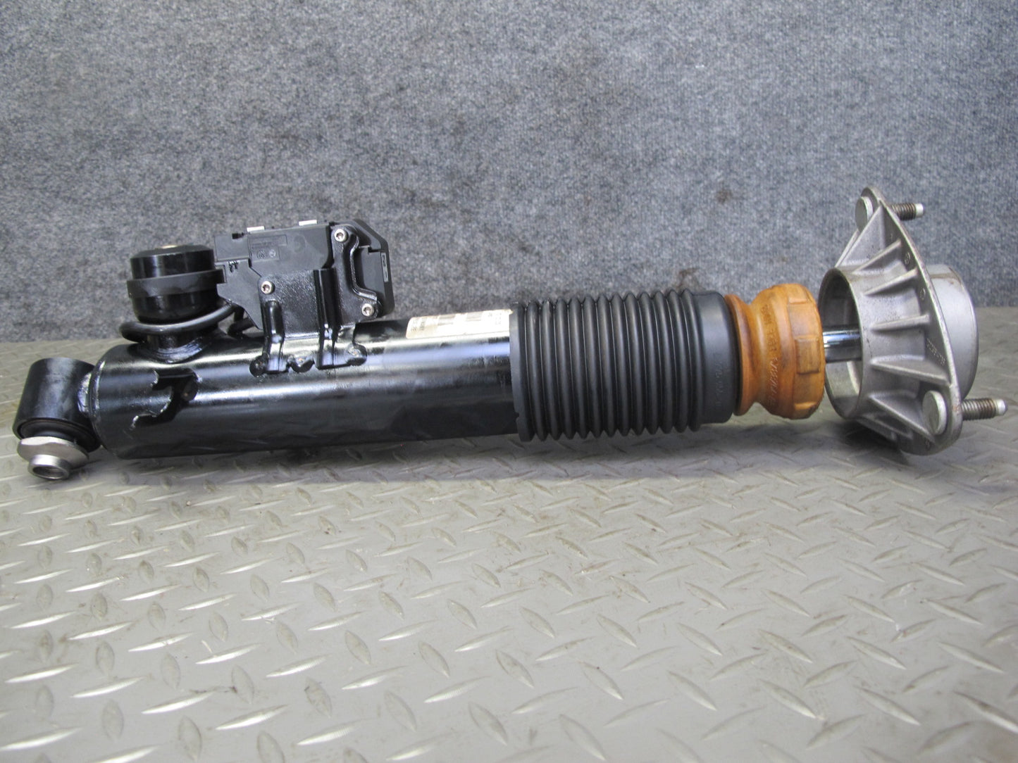 2010-2013 BMW E70 E71 X5M X6M Rear VDC Strut Shock Absorber Set of 2