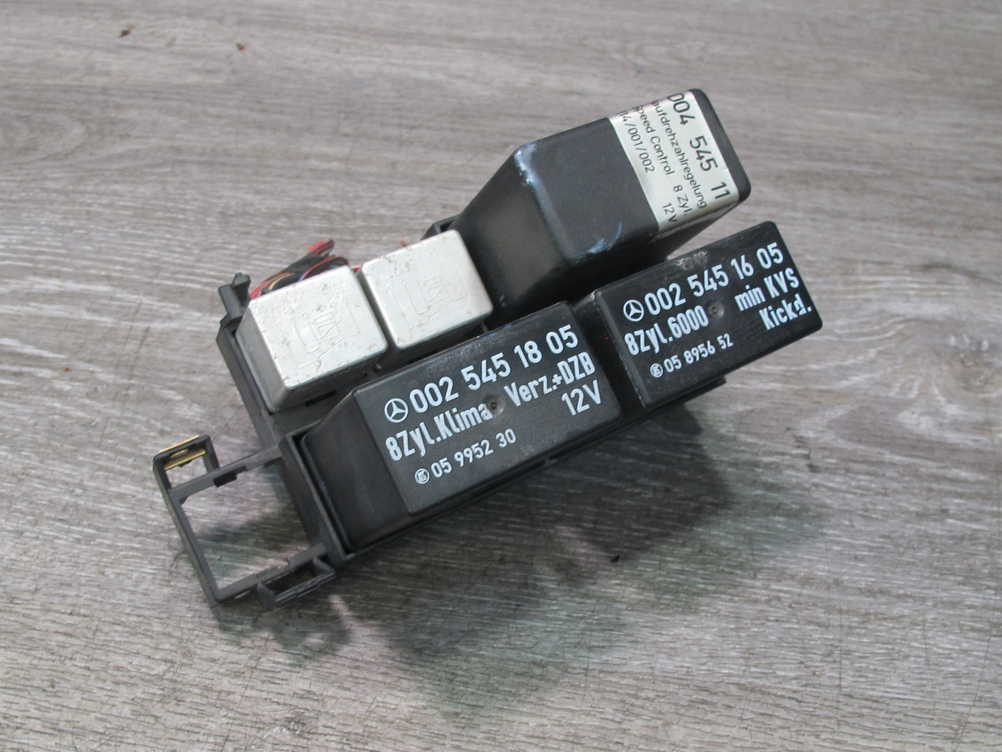 86-89 Mercedes R107 560SL Fuel Pump Idle Speed A/C Relay Box Module Holder OEM