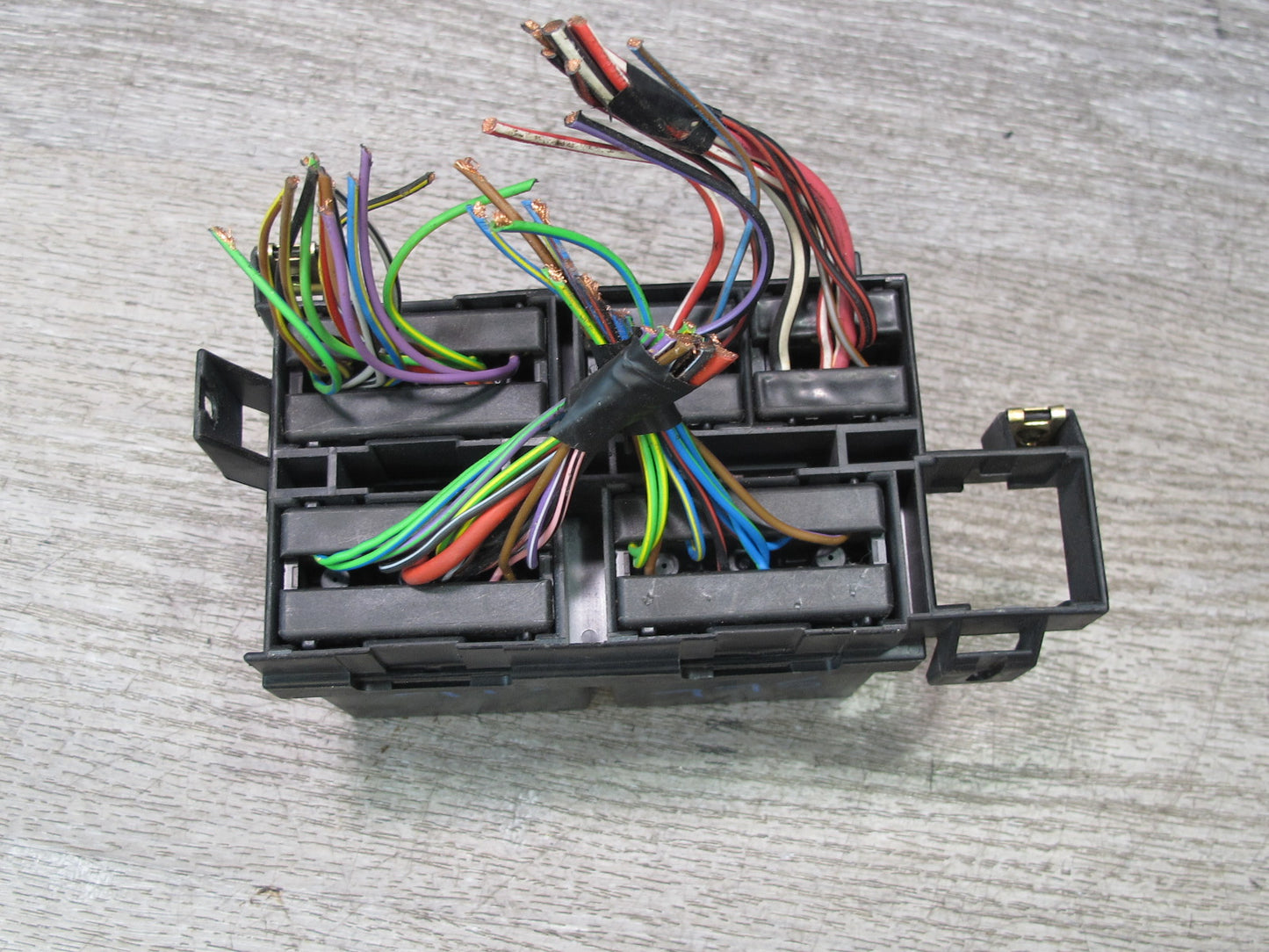 86-89 Mercedes R107 560SL Fuel Pump Idle Speed A/C Relay Box Module Holder OEM