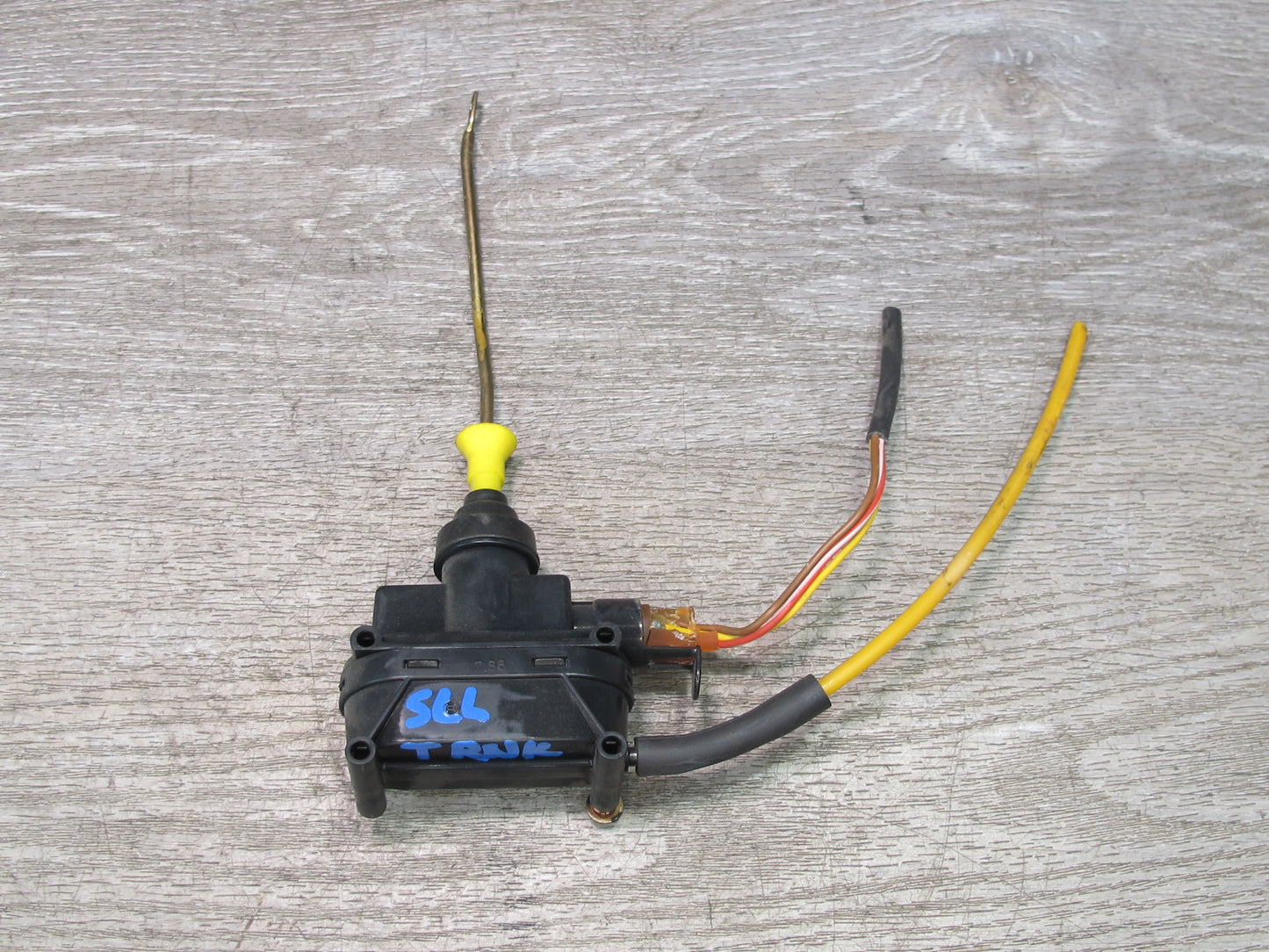 86-89 Mercedes R107 560SL Rear Trunk Lid Lock Release Vacuum Actuator OEM