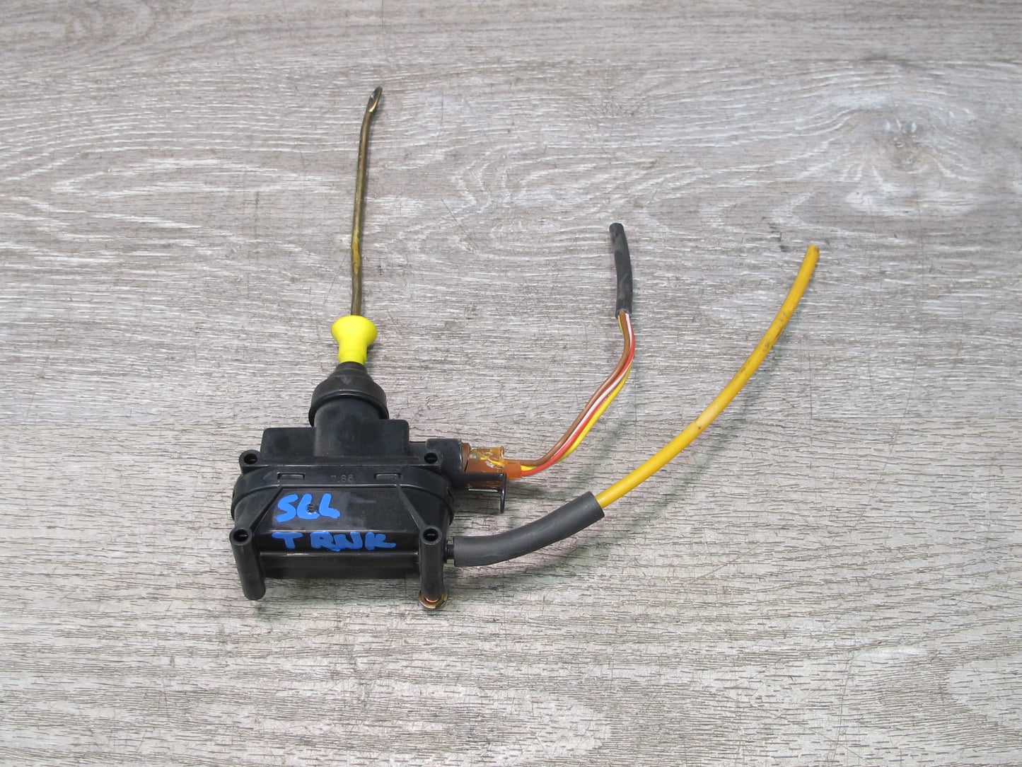86-89 Mercedes R107 560SL Rear Trunk Lid Lock Release Vacuum Actuator OEM
