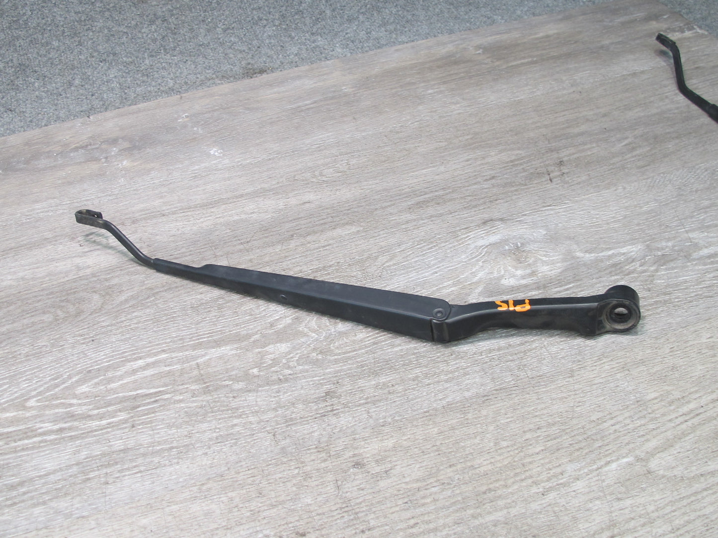 01-05 Lexus JCE10L IS300 Set of 2 Front Windshield Wiper Arm w Bolt Covers OEM