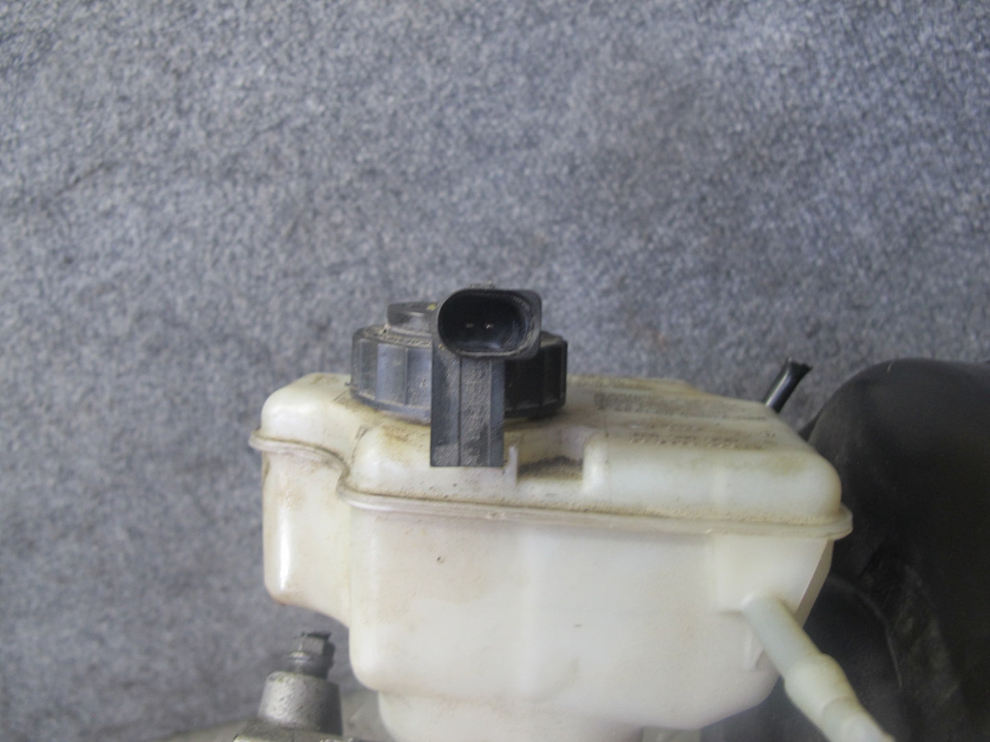 2008 VW Golf R32 MK5 VR6 Brake Master Cylinder Booster Fluid Reservoir OEM