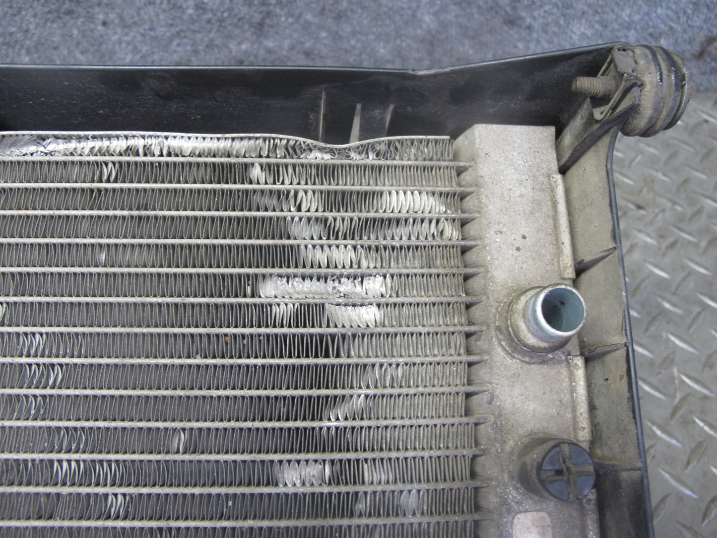 2010-2013 BMW E70 E71 X5M X6M S63 Engine Front Right Oil Cooler w Shroud