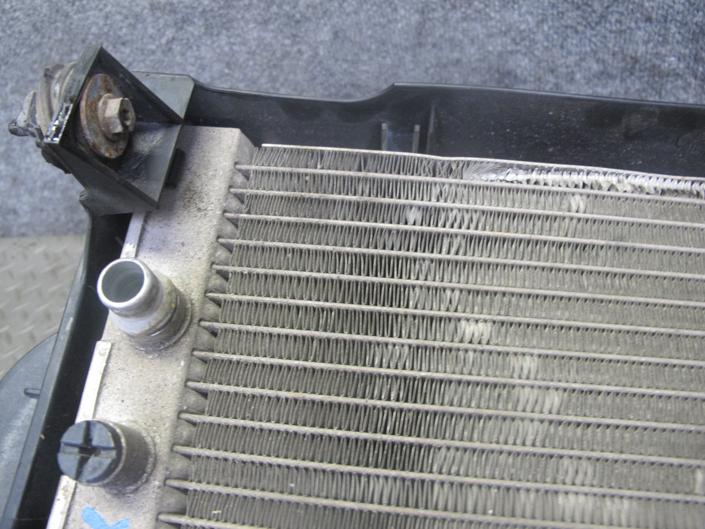 2010-2013 BMW E70 E71 X5M X6M S63 Engine Front Right Oil Cooler w Shroud