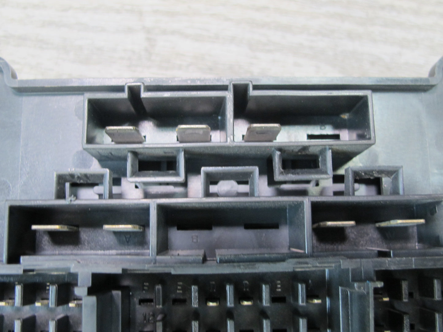 2004-2006 Hummer H2 Engine Fuse Relay Junction Box Block Assembly