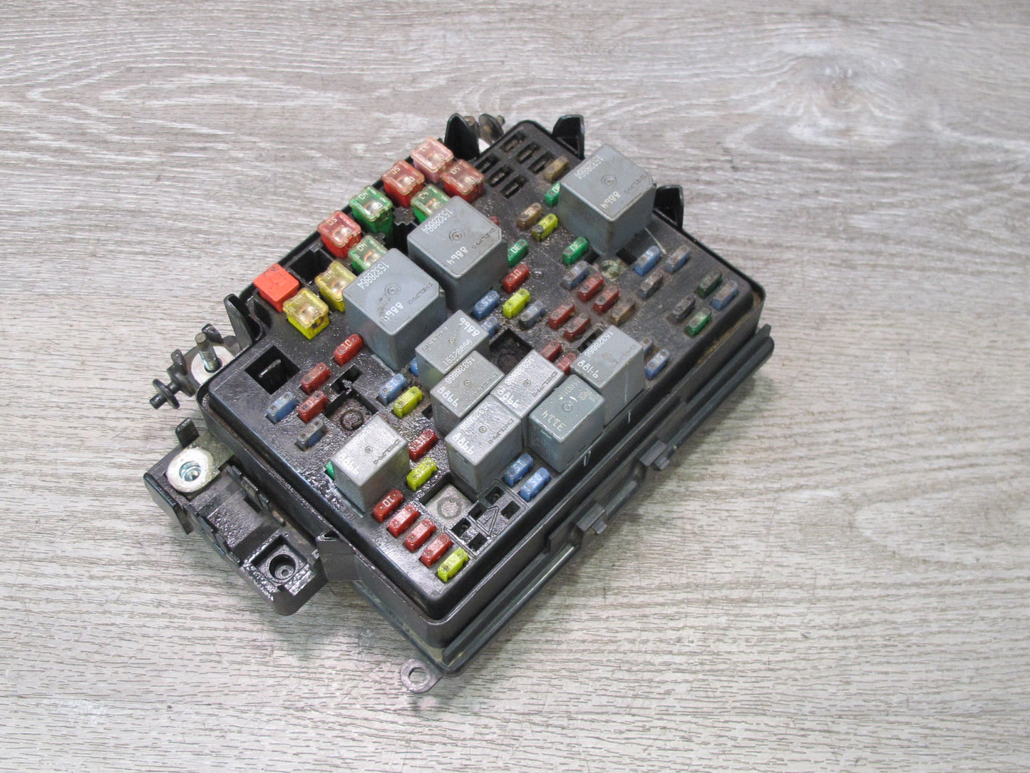 2004-2006 Hummer H2 Engine Fuse Relay Junction Box Block Assembly
