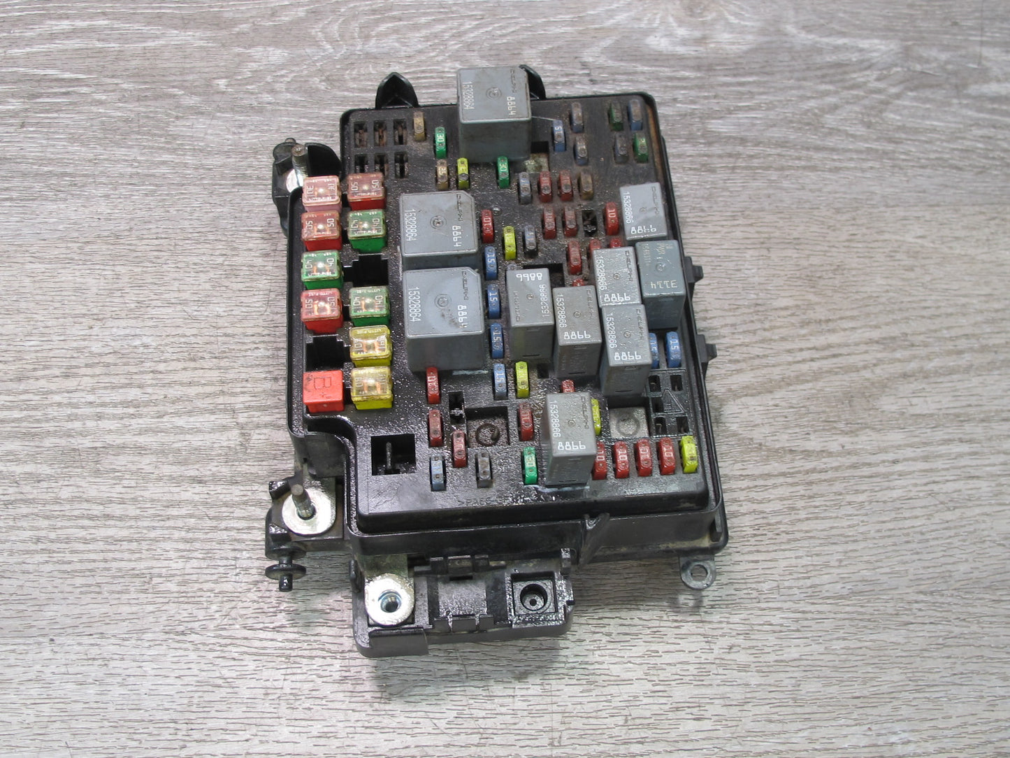 2004-2006 Hummer H2 Engine Fuse Relay Junction Box Block Assembly