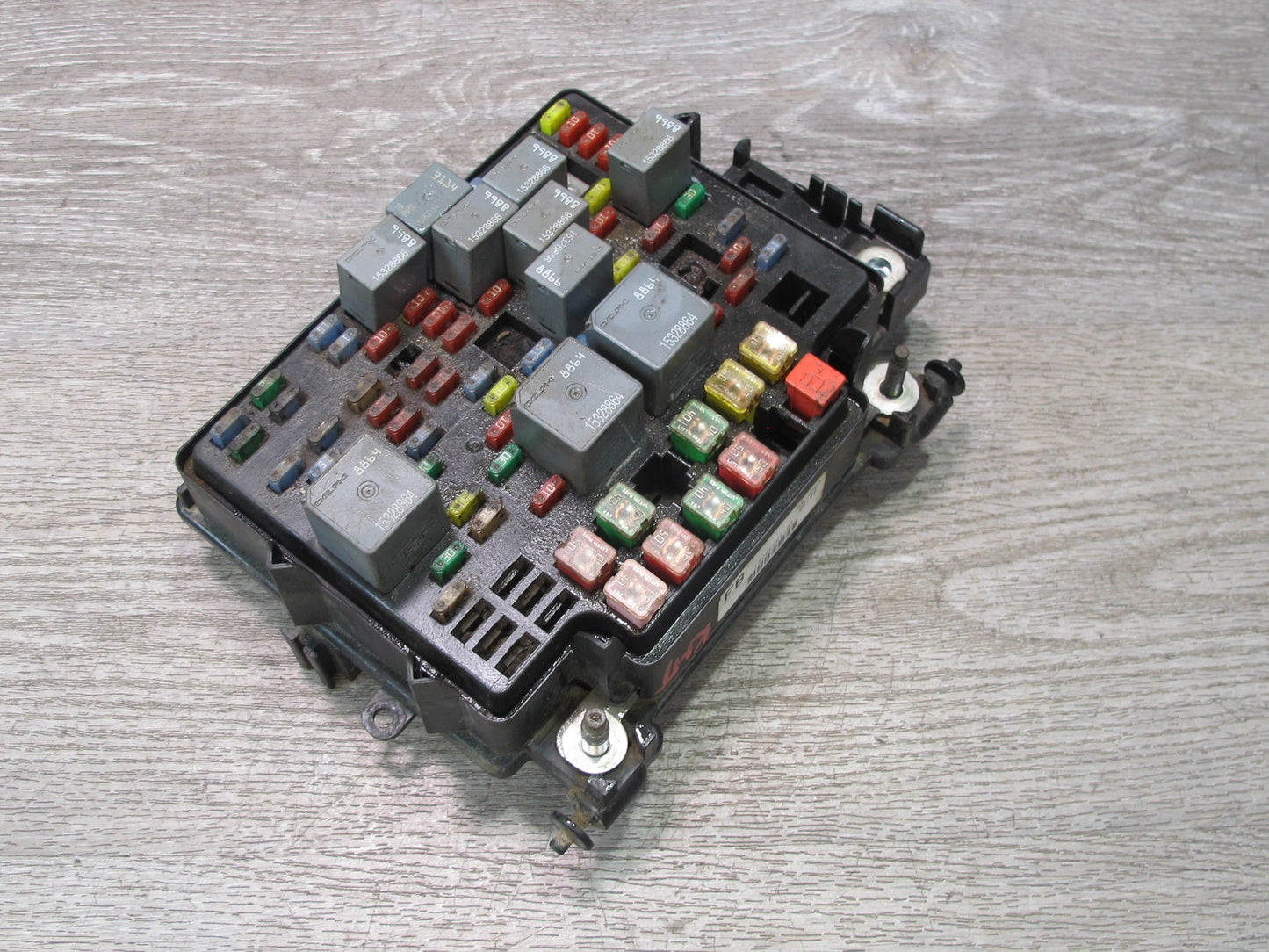 2004-2006 Hummer H2 Engine Fuse Relay Junction Box Block Assembly