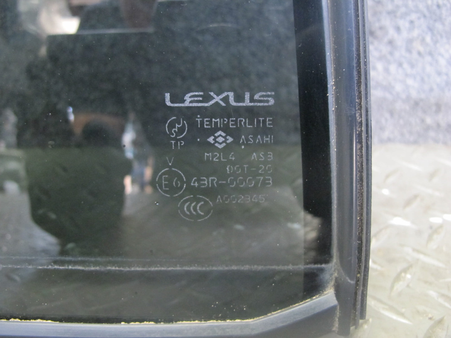2004-2007 Lexus J100 LX470 Rear Left Door Vent Fixed Glass Window 68189-60040