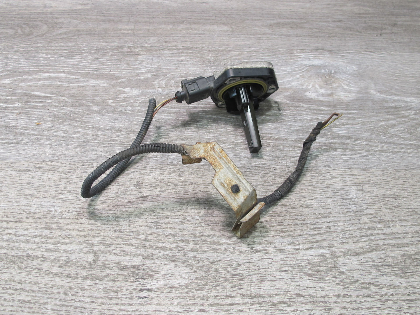 02-15 VW Golf MK5 R32 Passat EOS Rabbit Jetta Engine Oil Level Sensor OEM