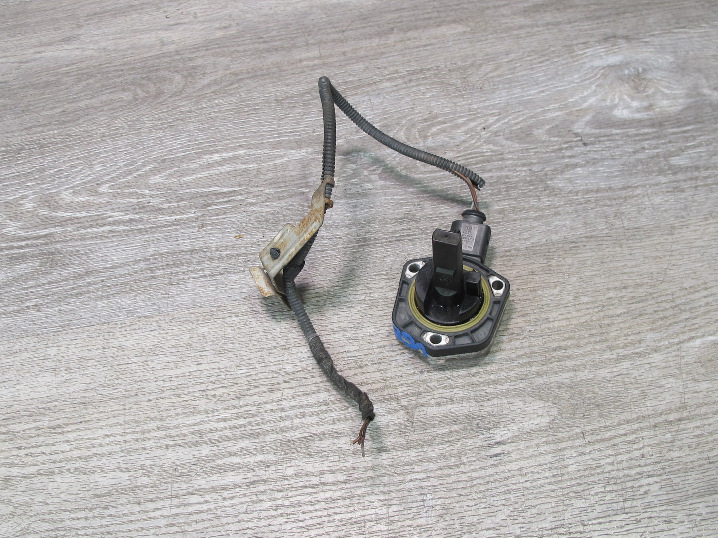 02-15 VW Golf MK5 R32 Passat EOS Rabbit Jetta Engine Oil Level Sensor OEM