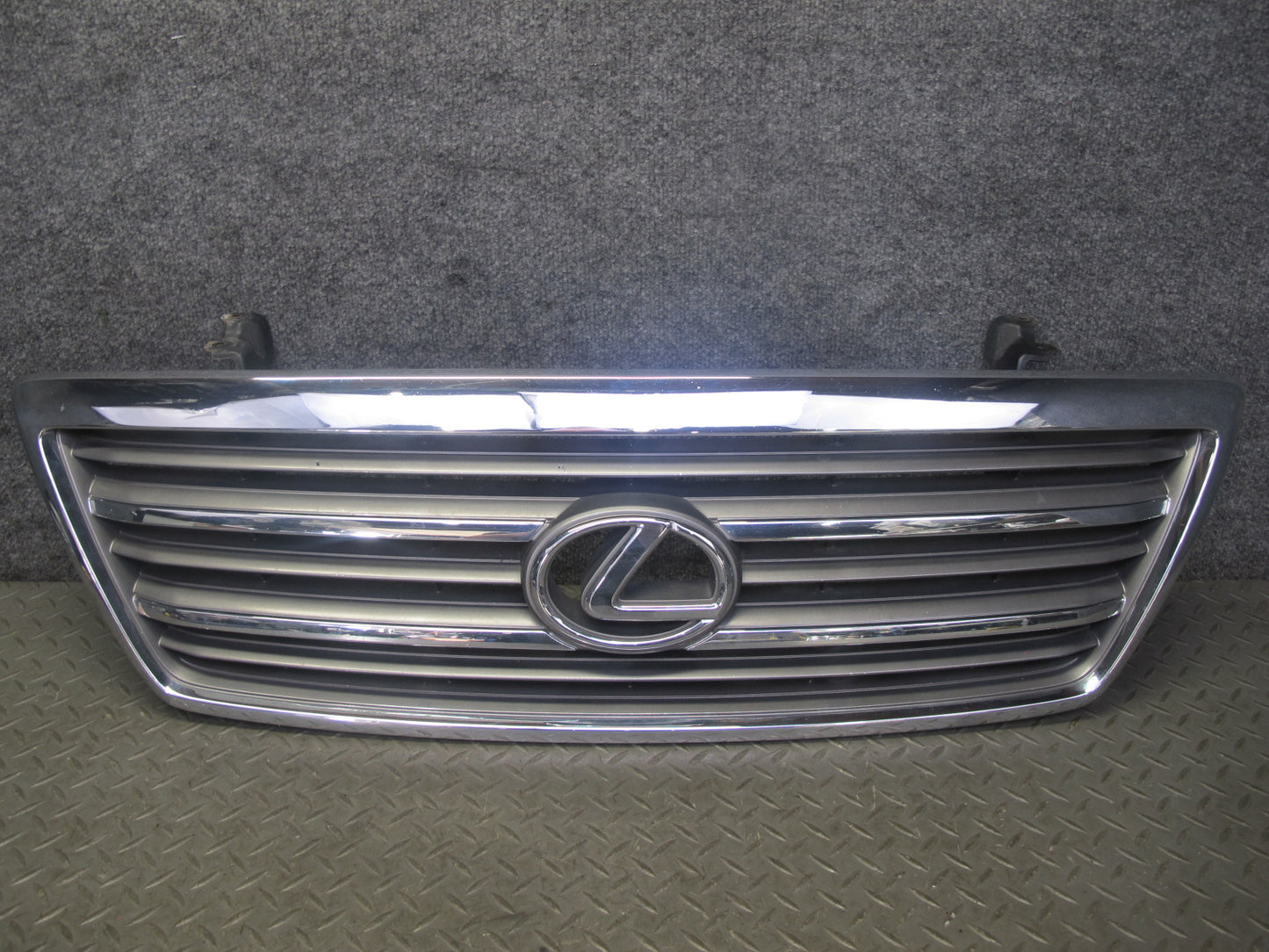 2003-2005 Lexus UZJ100L LX470 Front Hood Chrome Grille w Emblem