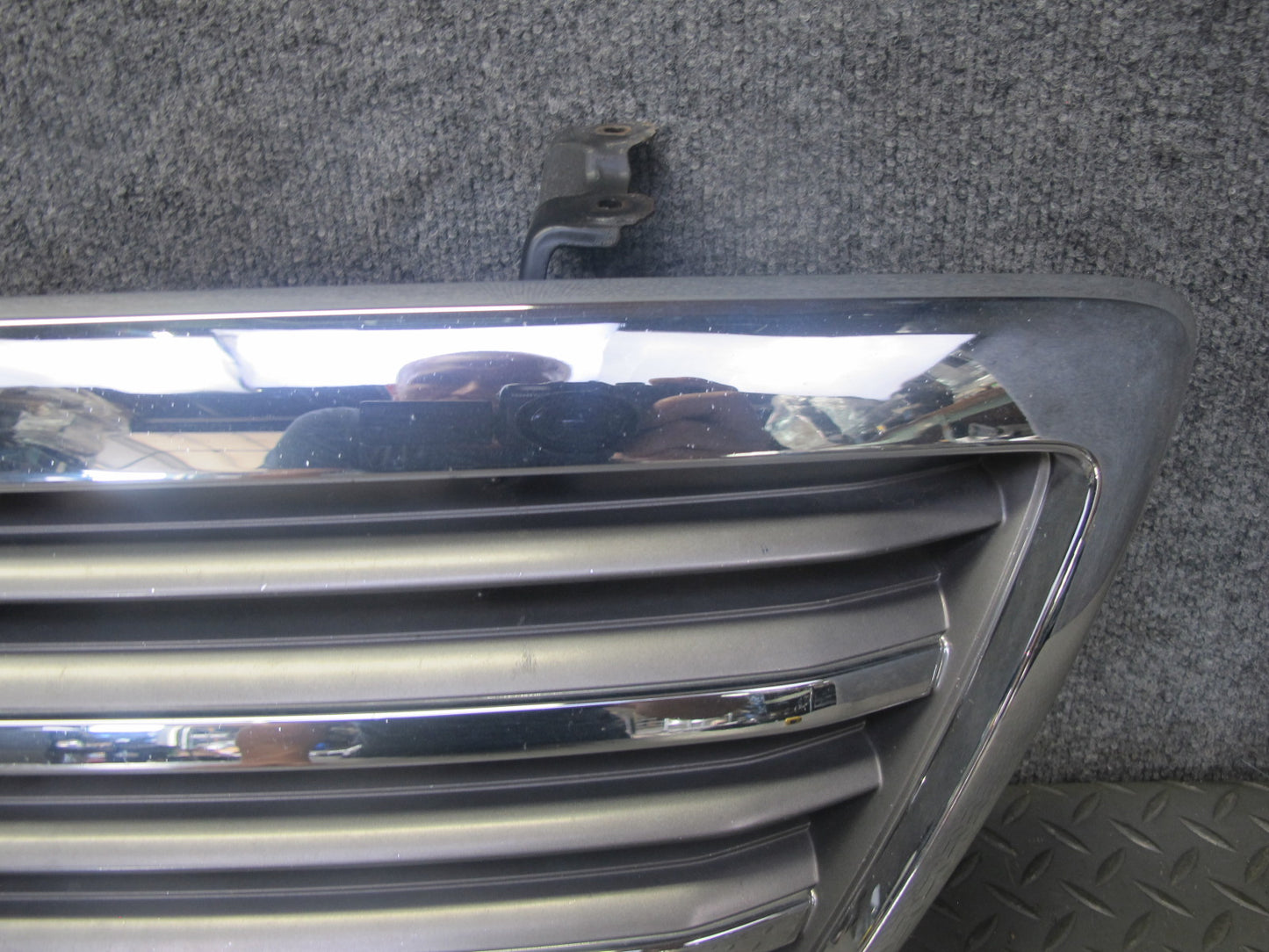 2003-2005 Lexus UZJ100L LX470 Front Hood Chrome Grille w Emblem
