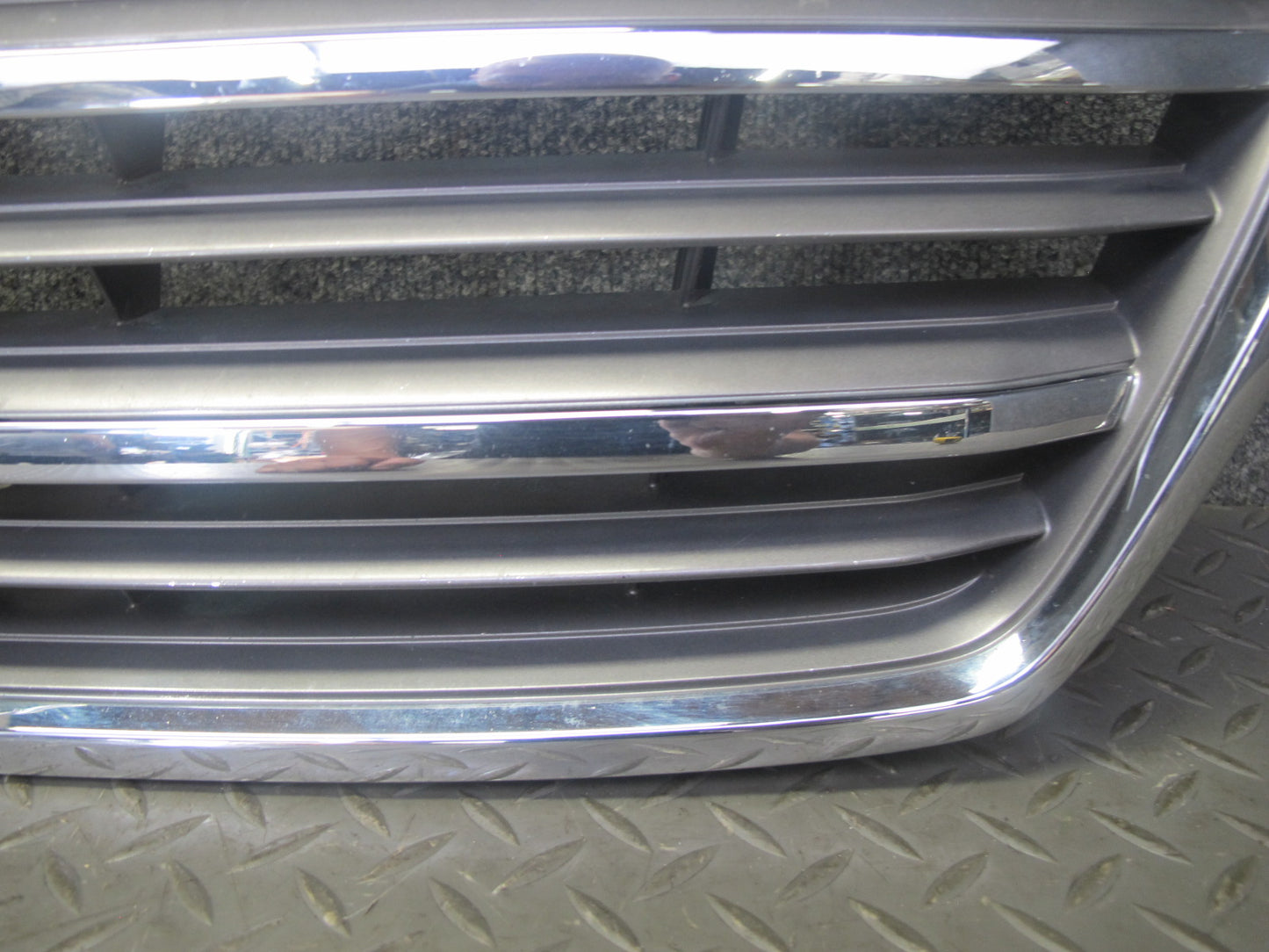 2003-2005 Lexus UZJ100L LX470 Front Hood Chrome Grille w Emblem