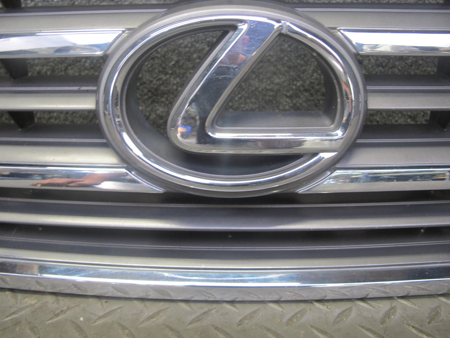 2003-2005 Lexus UZJ100L LX470 Front Hood Chrome Grille w Emblem