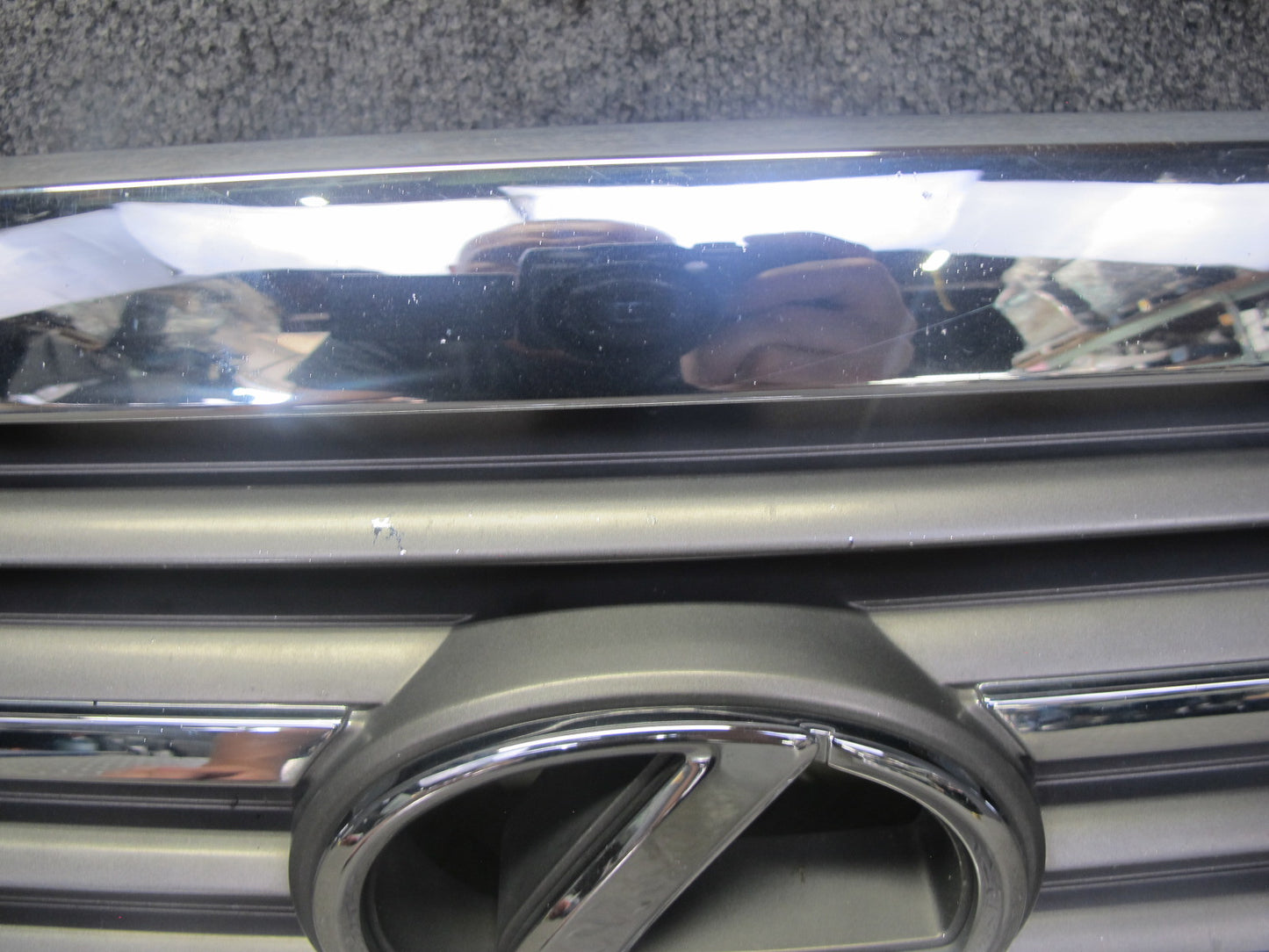2003-2005 Lexus UZJ100L LX470 Front Hood Chrome Grille w Emblem