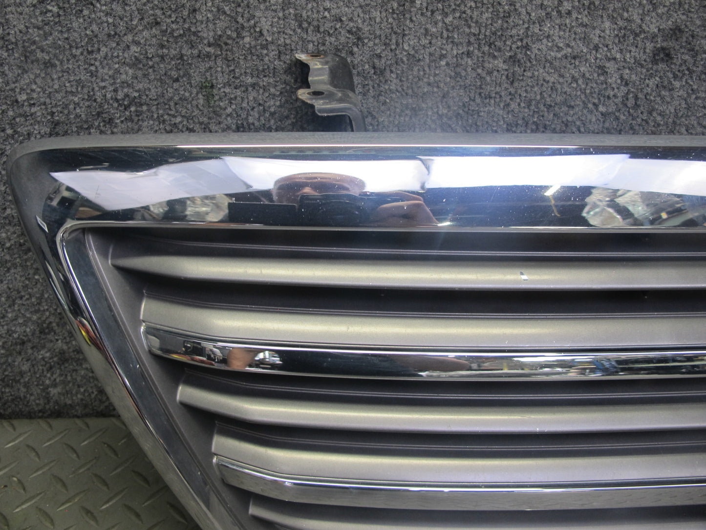 2003-2005 Lexus UZJ100L LX470 Front Hood Chrome Grille w Emblem