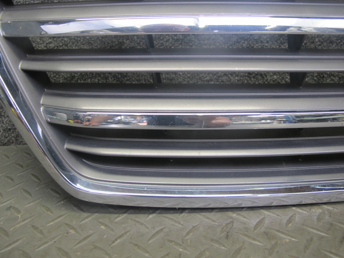 2003-2005 Lexus UZJ100L LX470 Front Hood Chrome Grille w Emblem
